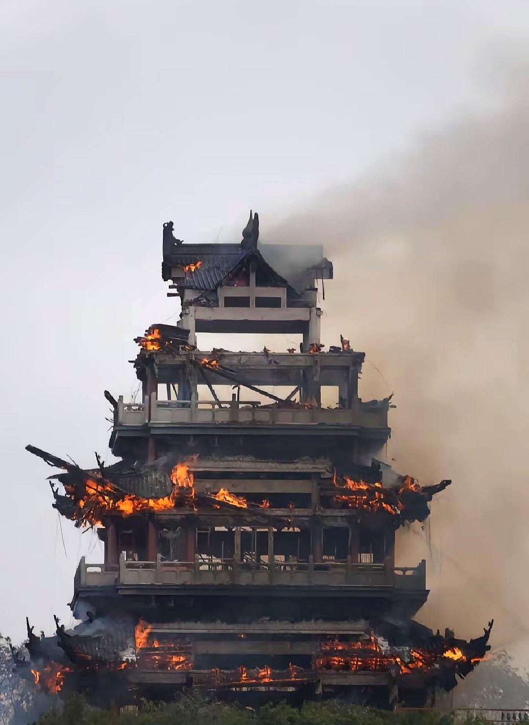 张家港老庙着火，

仿古建筑算不算古迹？

水泥废墟引出往事。

张家港永庆寺文