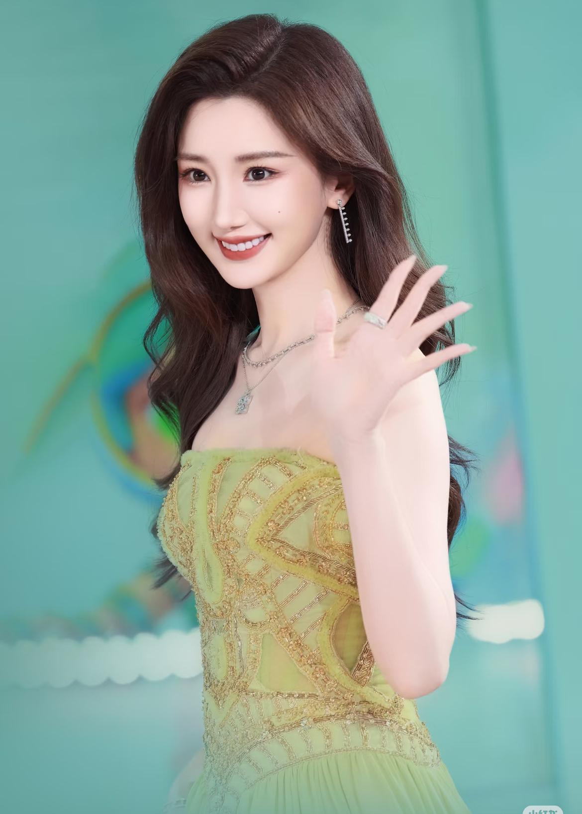 八年前连夜搬走的那个女孩，
如今活成了陈翔高攀不起的样子。
就在刚刚，陈翔发文说