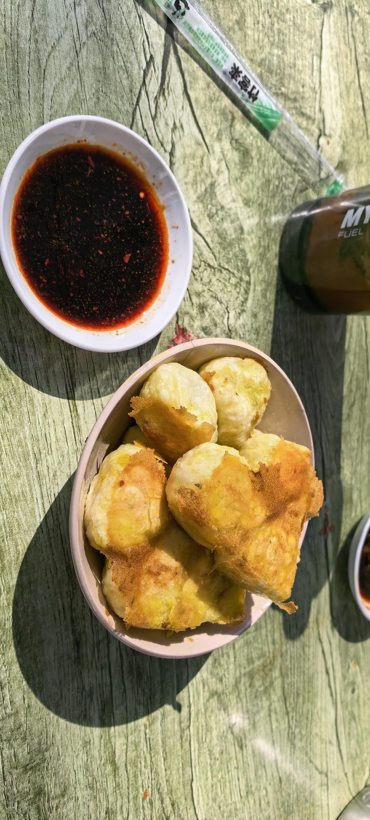 那时候家里条件不好，但口腹之欲却常常让人冲动。每逢初一初五，我们村镇集市上的水煎