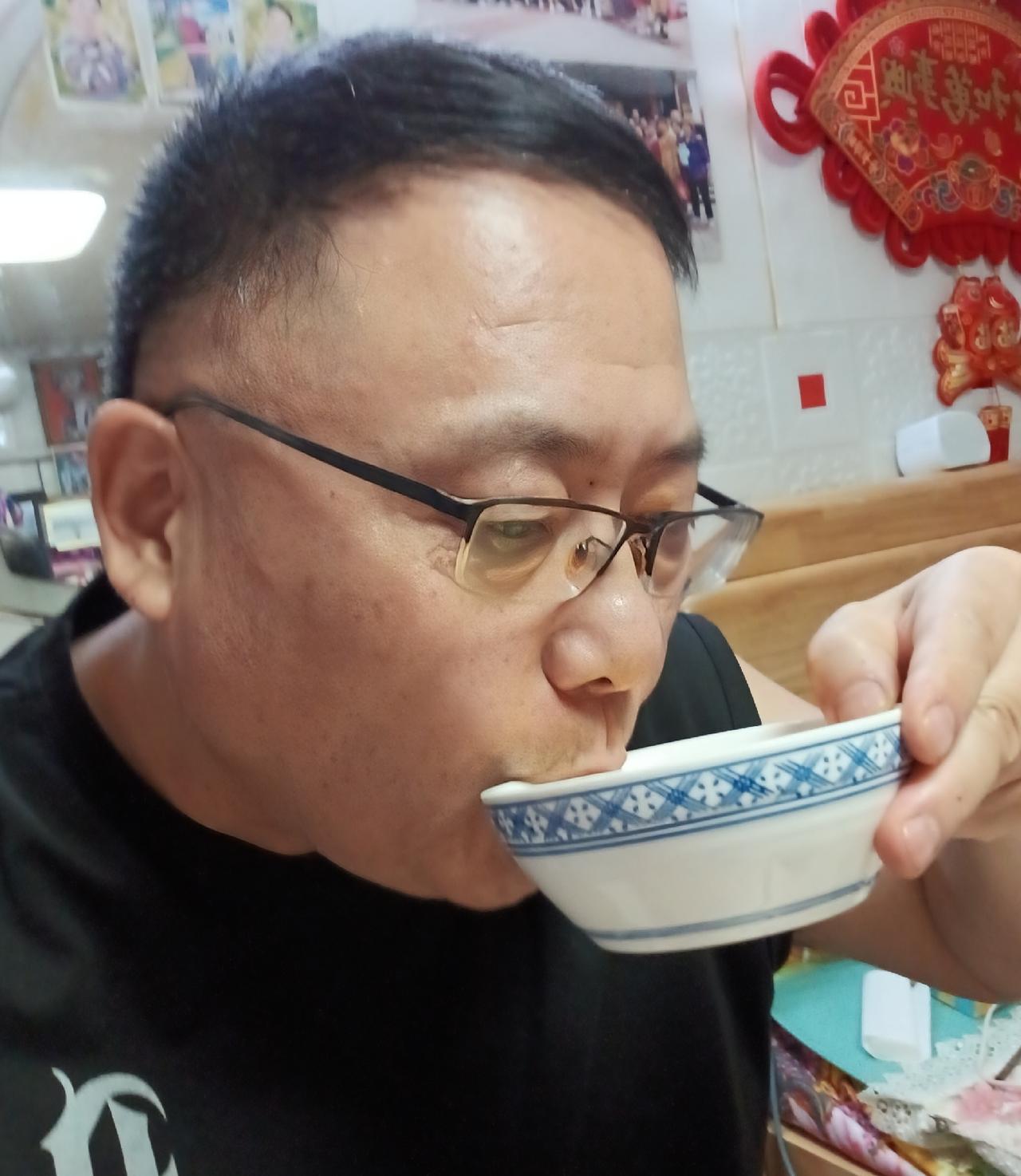 昨天天气还蛮凉爽，1点钟就赶到了四姐家去打麻将。

今天是周末，地铁上的人很少。