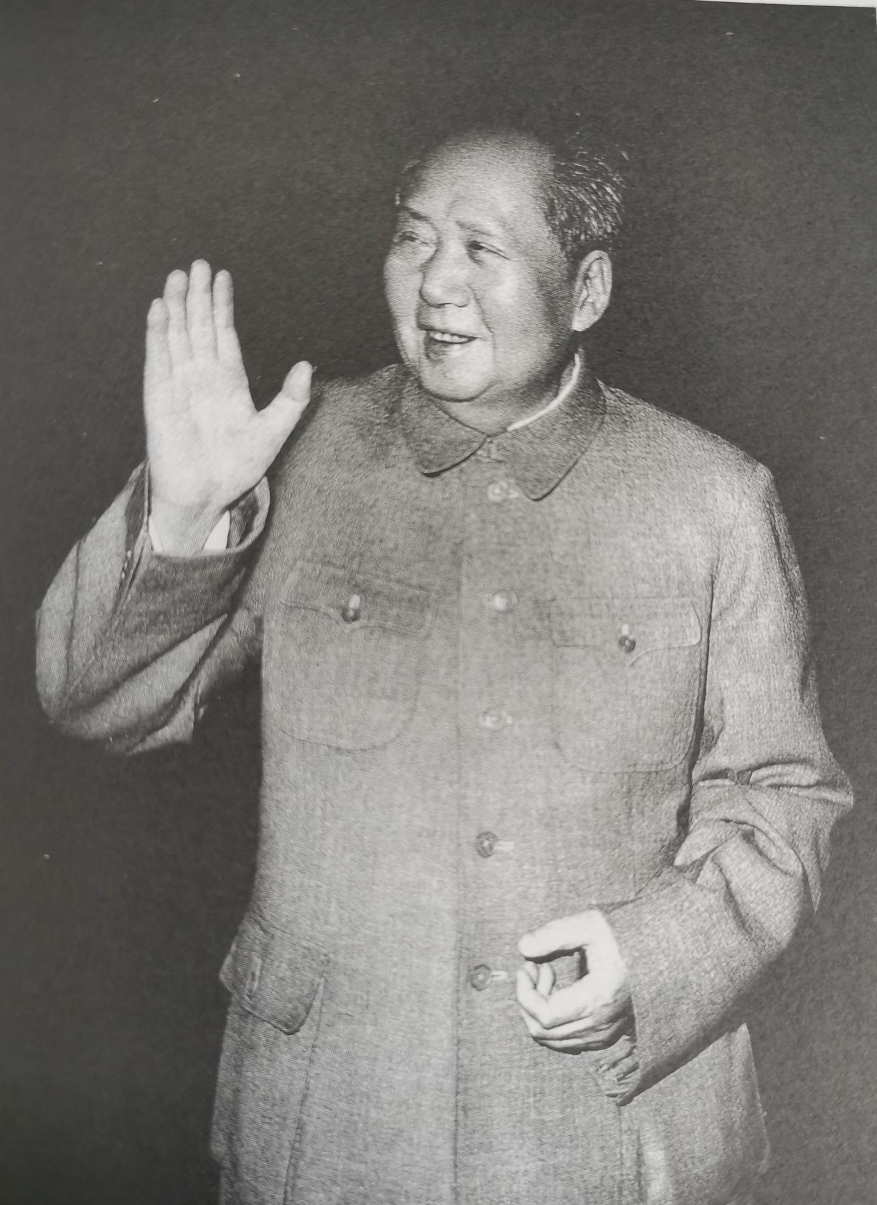 伟大领袖毛主席，永远和我们心连心。