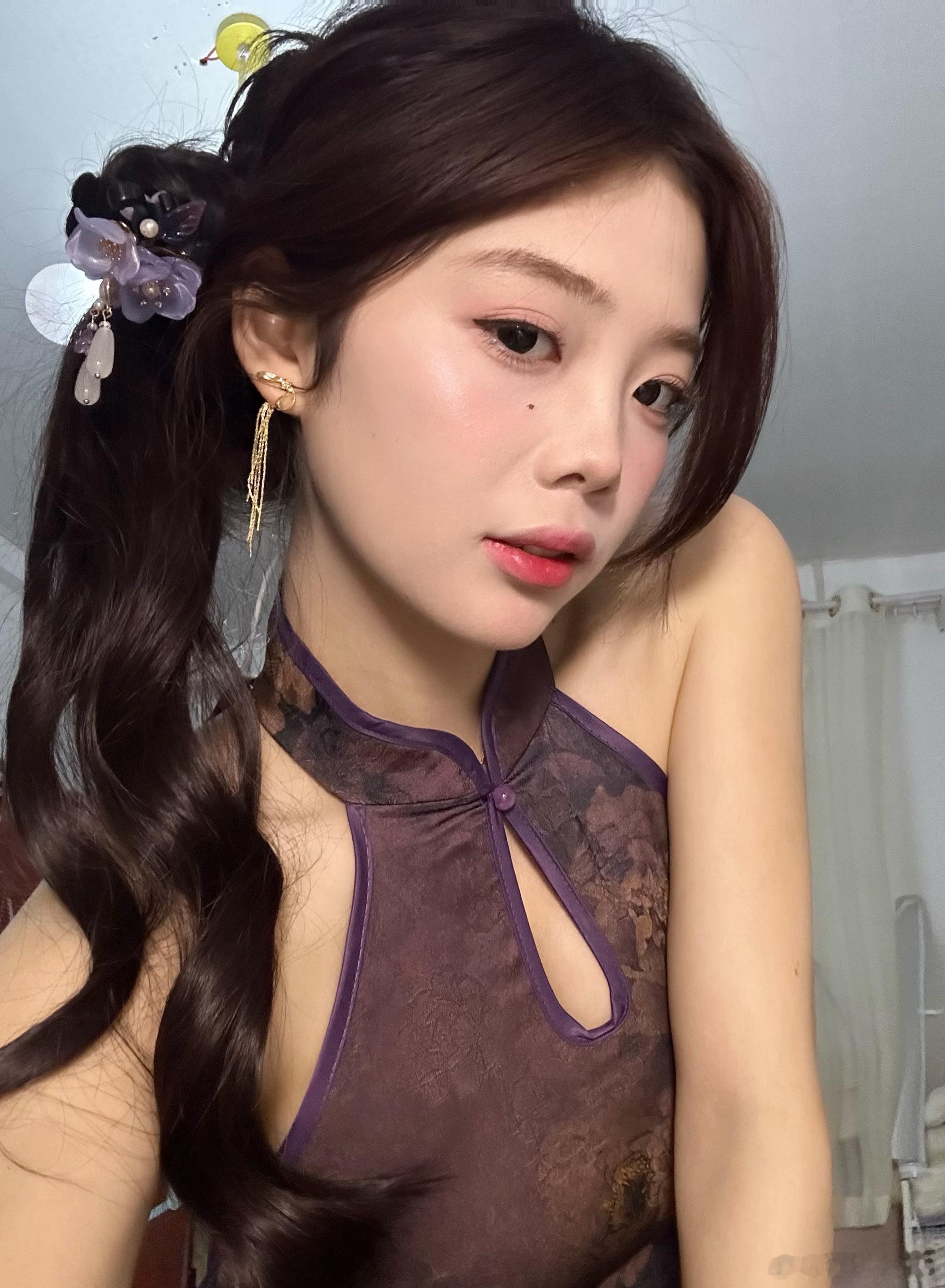 这个发簪是我妈妈她给自己买的，刚好能配上我今天穿这一套哈哈哈 耳环是在阿里巴巴 