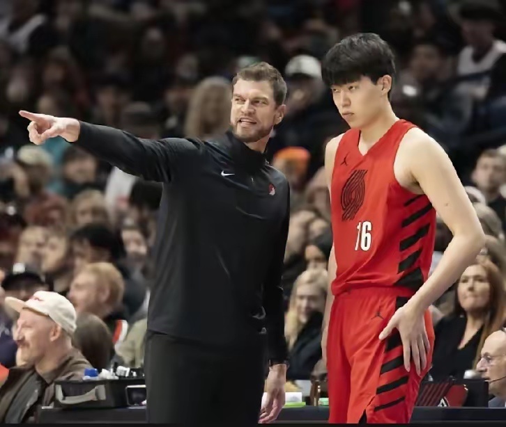 杨鸣直言杨瀚森在NBA很挣扎杨鸣提到杨瀚森在NBA场均仅2.2分，赛场表现挣扎，