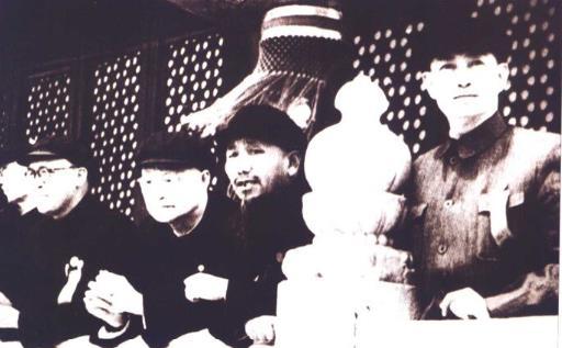 梅兰芳(右一)在天安门城楼上参加开国典礼(1949年10月1日)