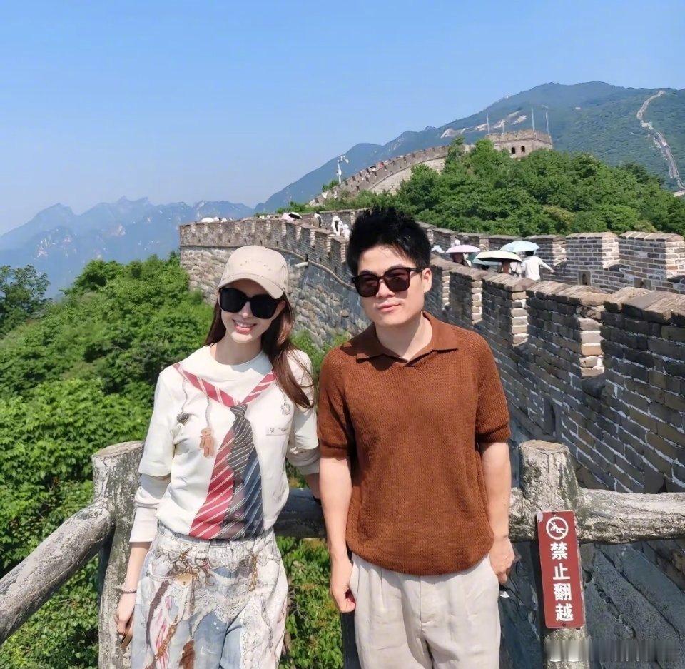 董宇辉陪昆凌和孩子们爬长城，周杰伦忙着做新专辑没空陪家人，昆凌带娃登长城约董宇辉