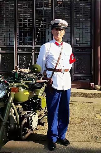 有没有体制内的朋友？谁能告诉我一下，这张老照片里这位穿的是什么制服？是警服，还是