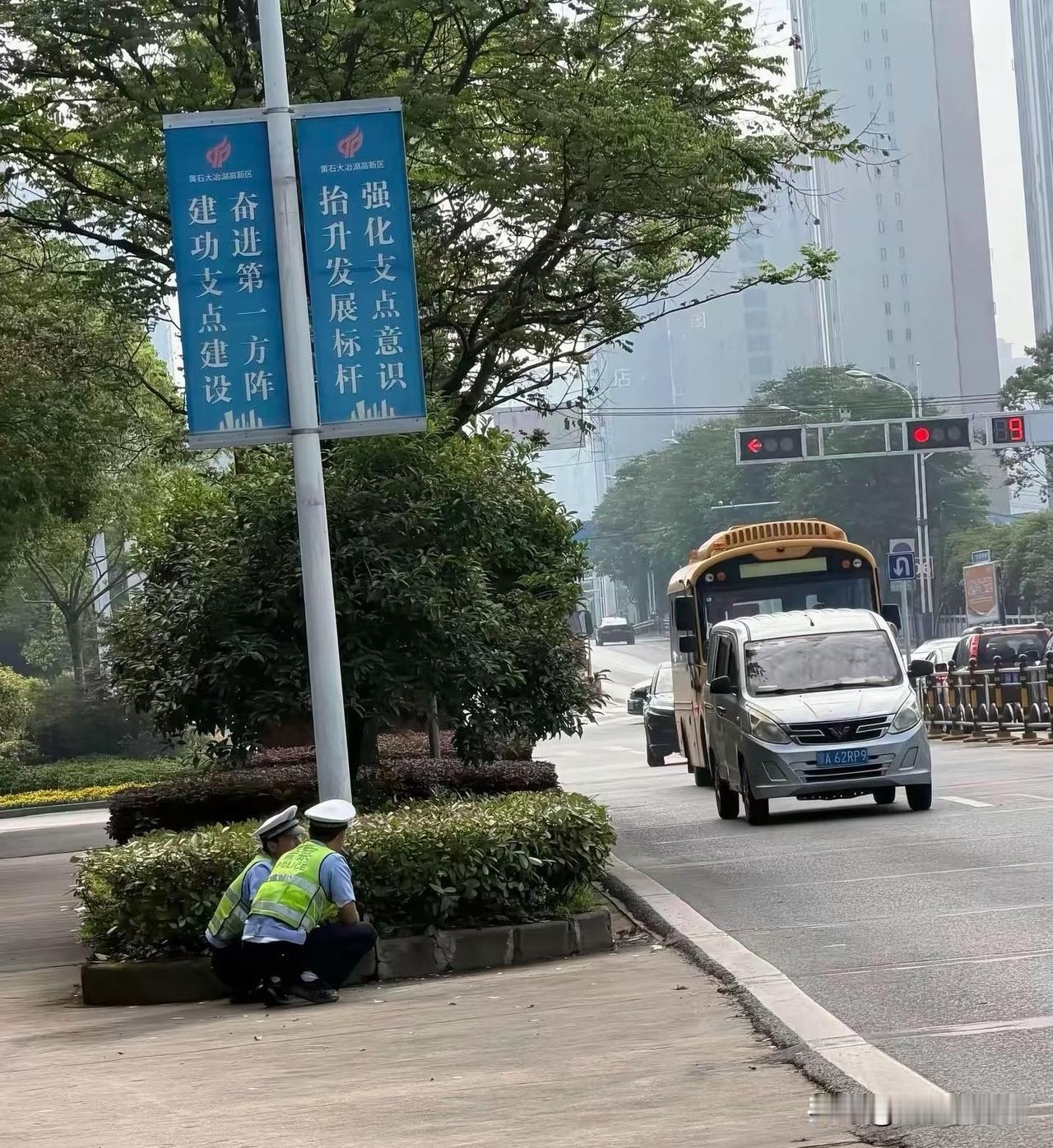 小心草丛！！！小心草丛！！！对方: 集合埋伏，集合埋伏