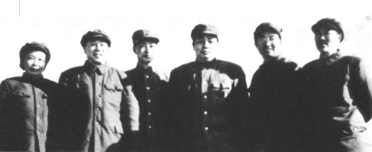中国人民志愿军领导与朝鲜人民军南日大将合影。右起:邓华、陈赓、彭德怀、南日、甘泗