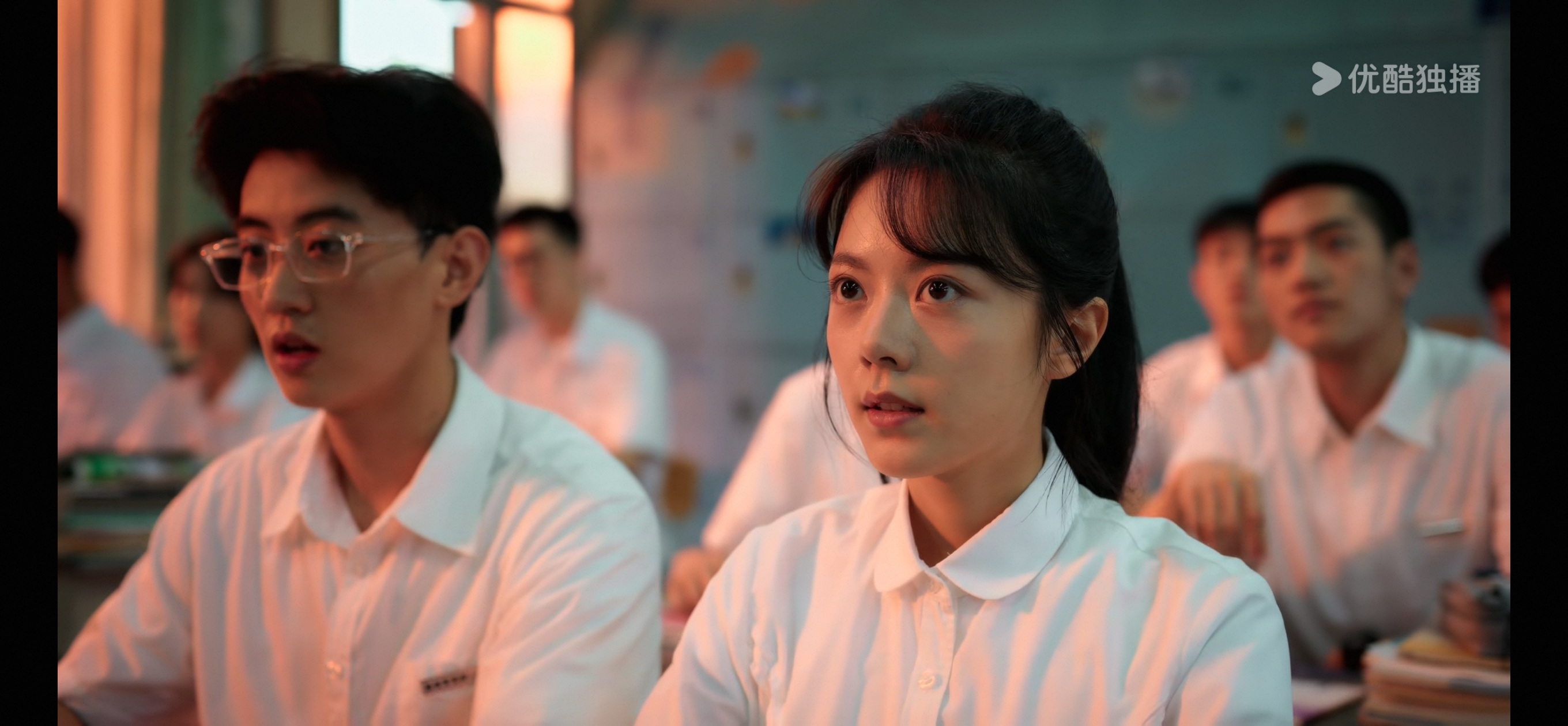剧里的赵今麦，上高二的青春期少女，形象完全没问题，别看一些人故意吐槽张开宙截她丑