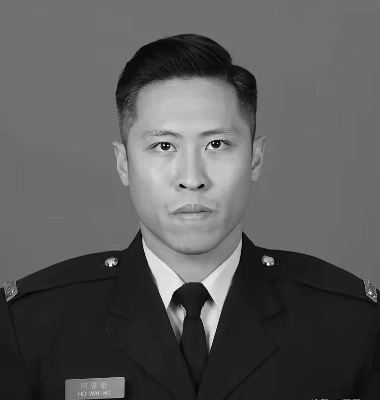 现在全网最难过的人估计就是何伟豪女友了吧，
和她相恋十年的男友，救了别人却抛下了