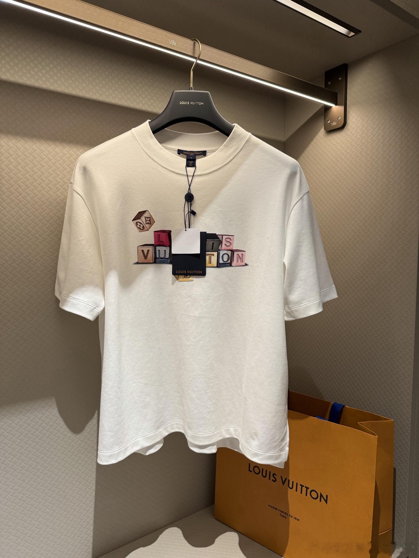 L*V积木字母印花T恤 白色底+彩色积木字母，俏皮又吸睛，减龄感满满✨。宽松版型