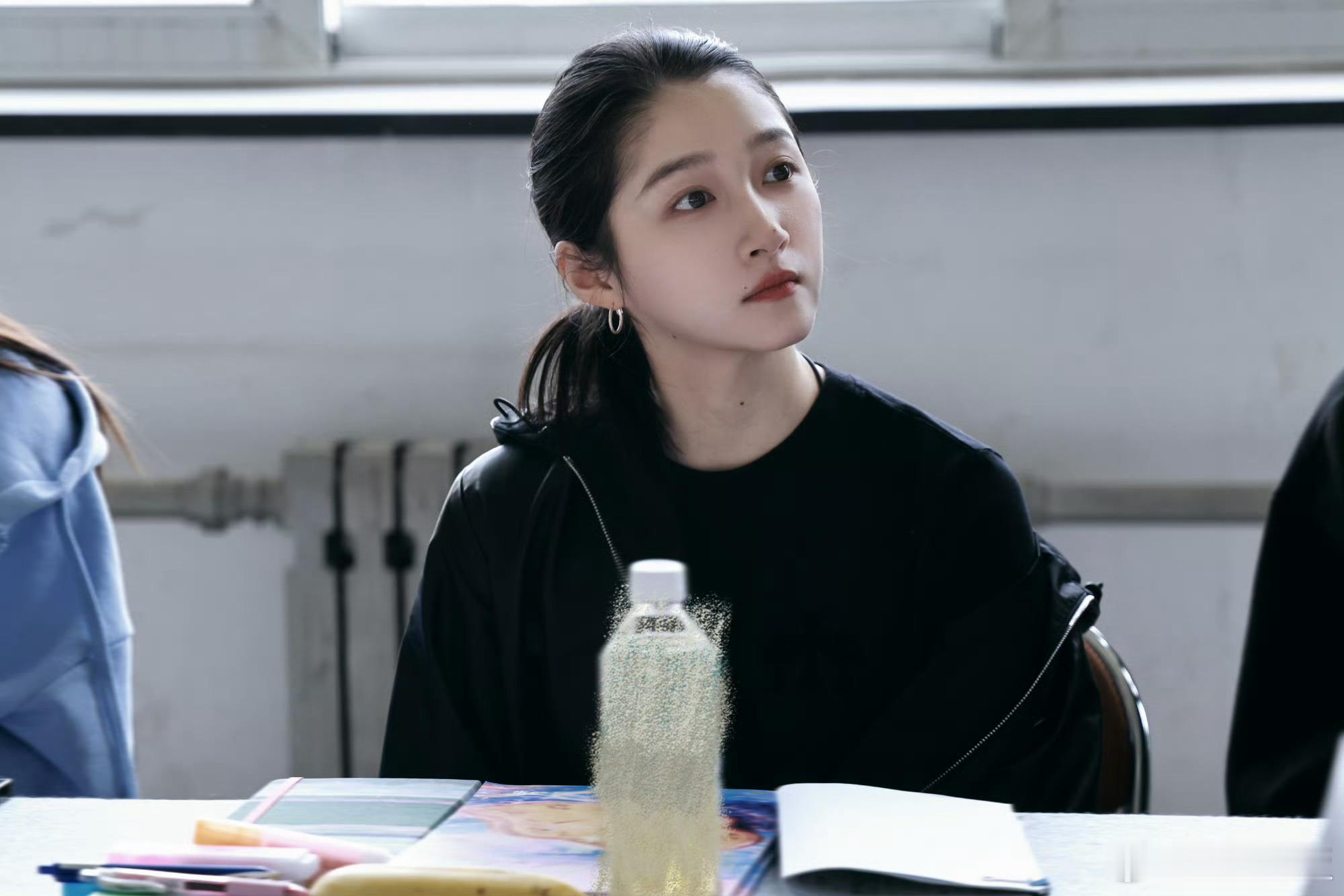 关晓彤贴头皮围读照关晓彤剧本围读ing 关晓彤贴头皮围读照，我爱美女 