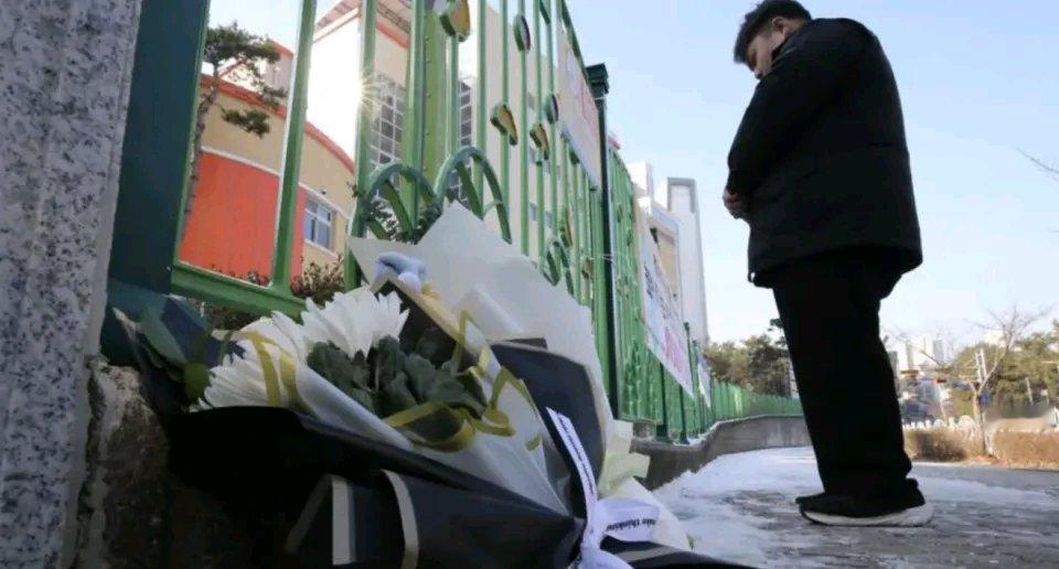 韩国这起女教师杀害8岁女生的案子太让人痛心。40多岁女教师把孩子诱骗到教室后残忍
