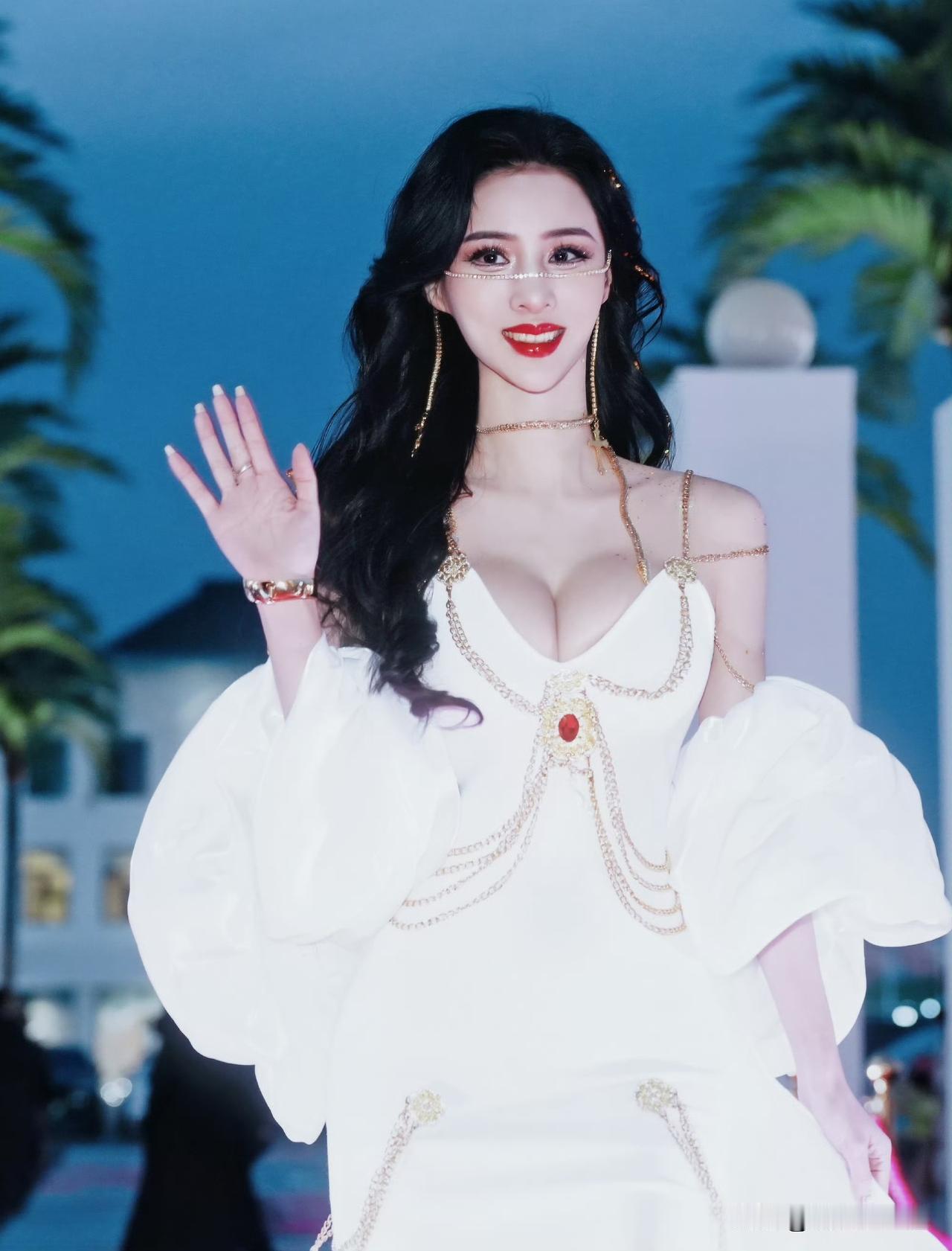 吴春怡在第五届亚洲国际青年电影节红毯上真太惊艳了！她一袭白色长裙，把身材优势展现