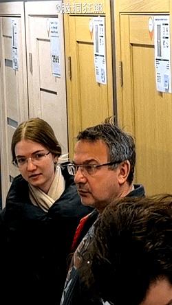 你被双胞胎整蛊过吗？
那感觉简直怀疑人生！
我朋友上周去个小饭馆就遇上了，店里有