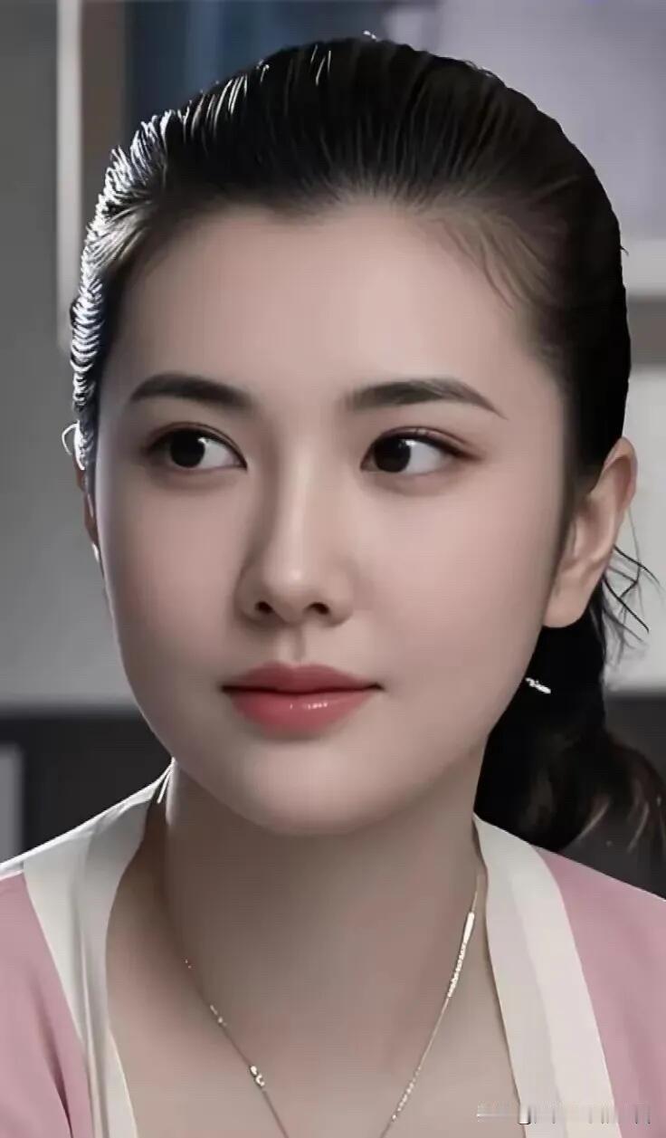 她好美啊，五官大气，又飒又美艳，鹅蛋脸嫩成少女模样，雪白的肌肤，水汪汪的大眼睛，