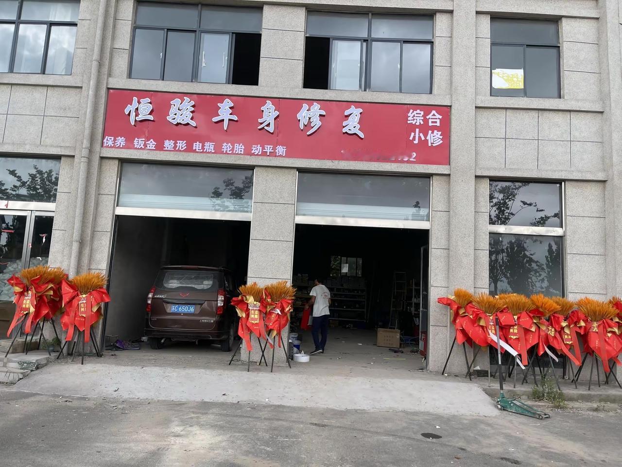 我说你没活干怎么不早点回家，他说要守店
好吧，开店容易守店难啊
他之前的店在一个