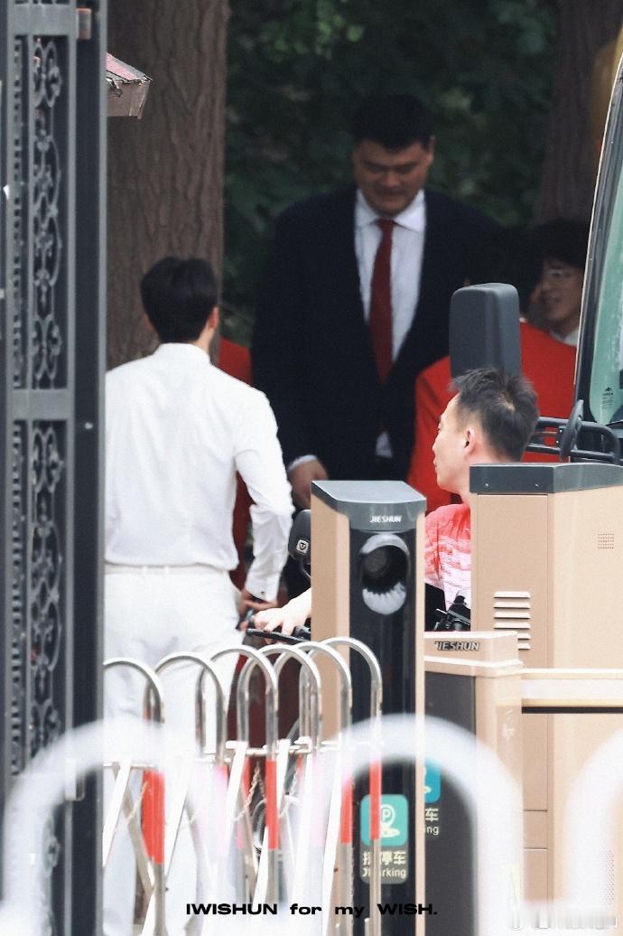 #汪顺在姚明面前也是小手办# 汪顺192cm x 姚明226cm=小手办[淡淡的