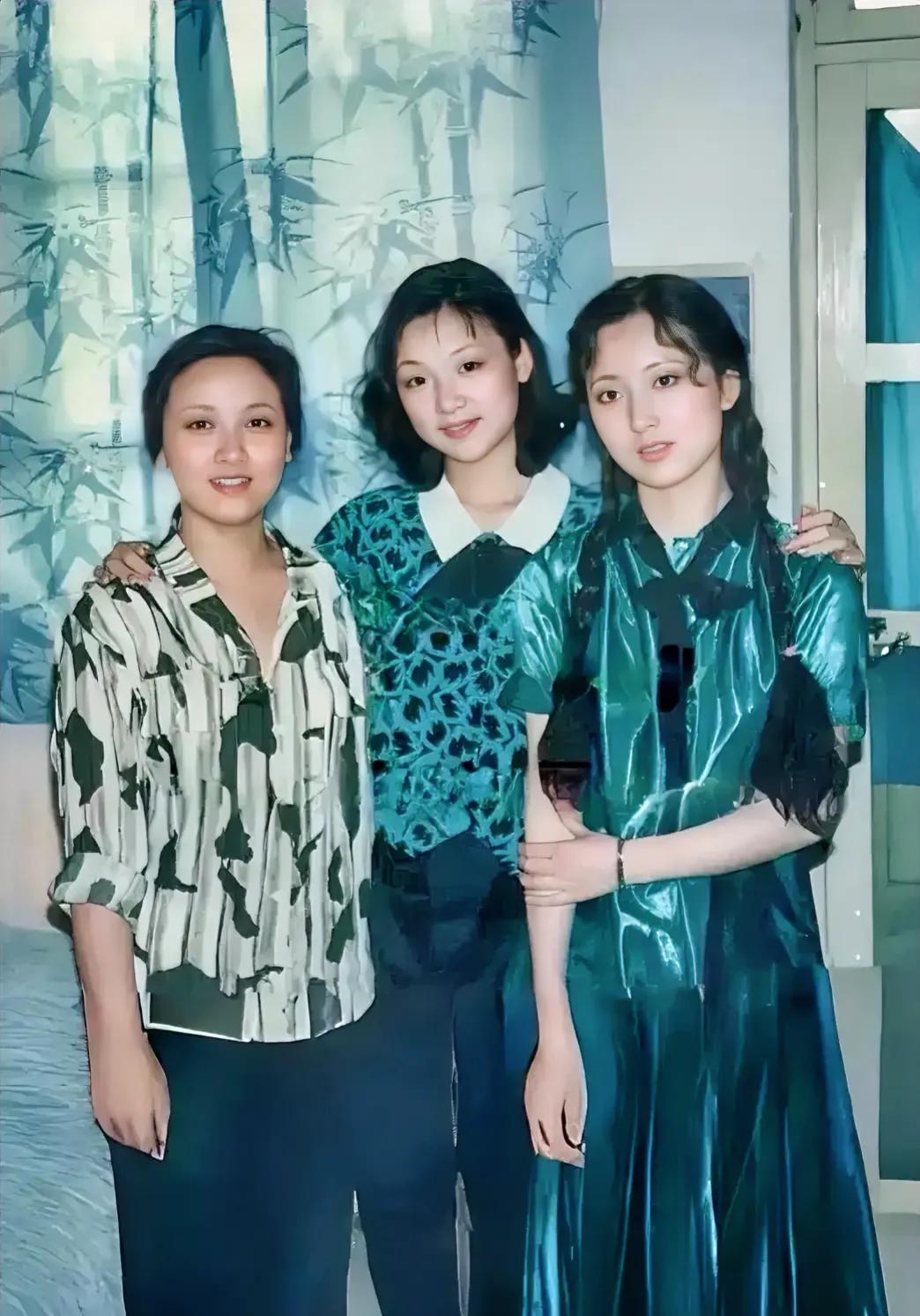 看到照片上的三位美女，以为全是红楼佳人，可我只认出来“黛玉”陈晓旭和“凤姐”邓婕