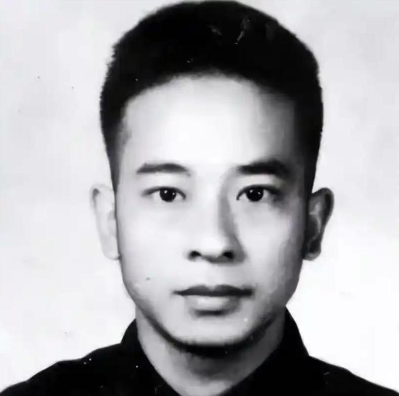 1958年他在新疆街头看报纸后失声恸哭：原来英雄"小萝卜头"，竟是他苦苦寻找了1