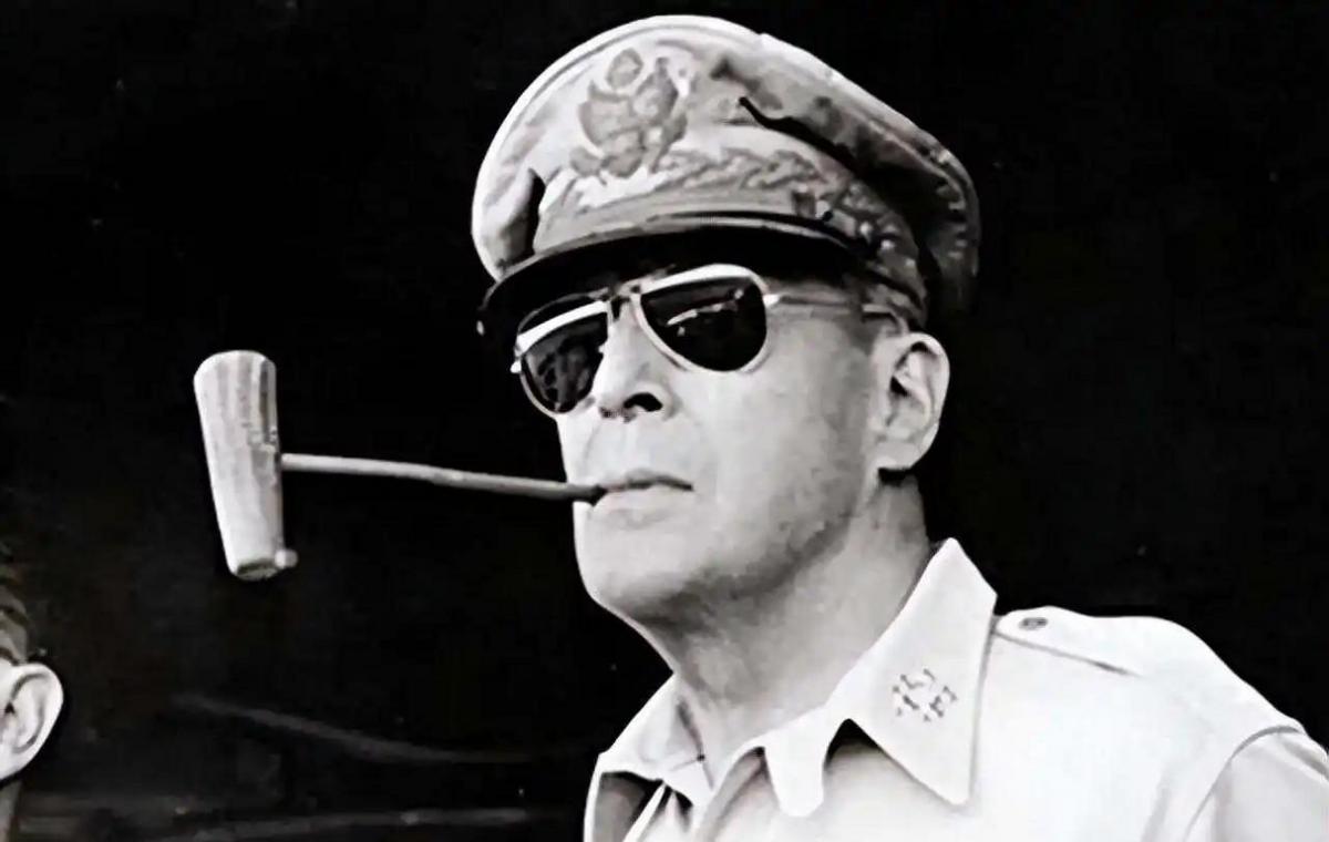 1945年，麦克阿瑟被安排与象征着日本最高信仰的日本天皇见面。见面前，日本首相告