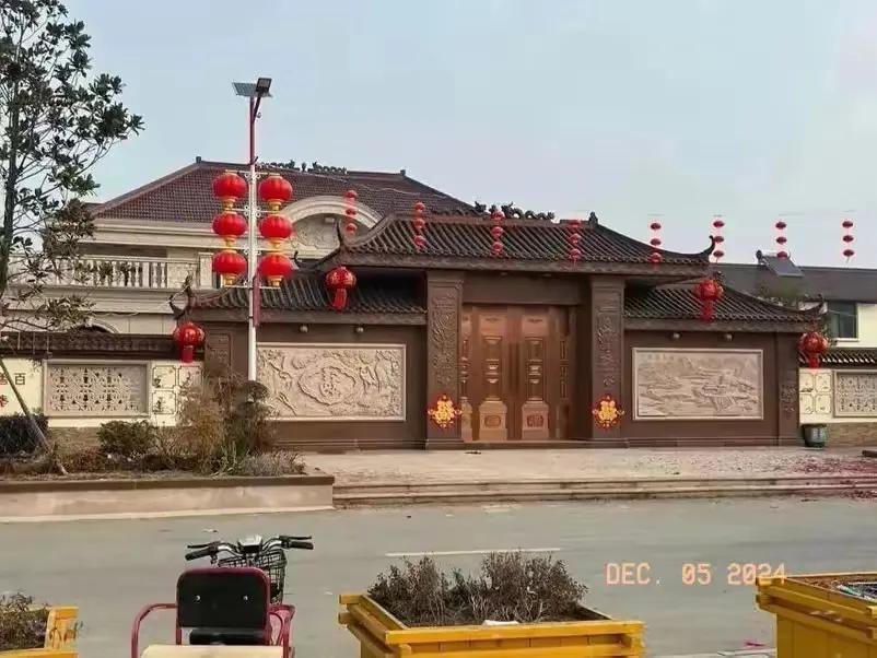 这是刘强东在老家宿迁建的房子，有钱人的眼光和一般人不一样，这房子仿古造型，像古代
