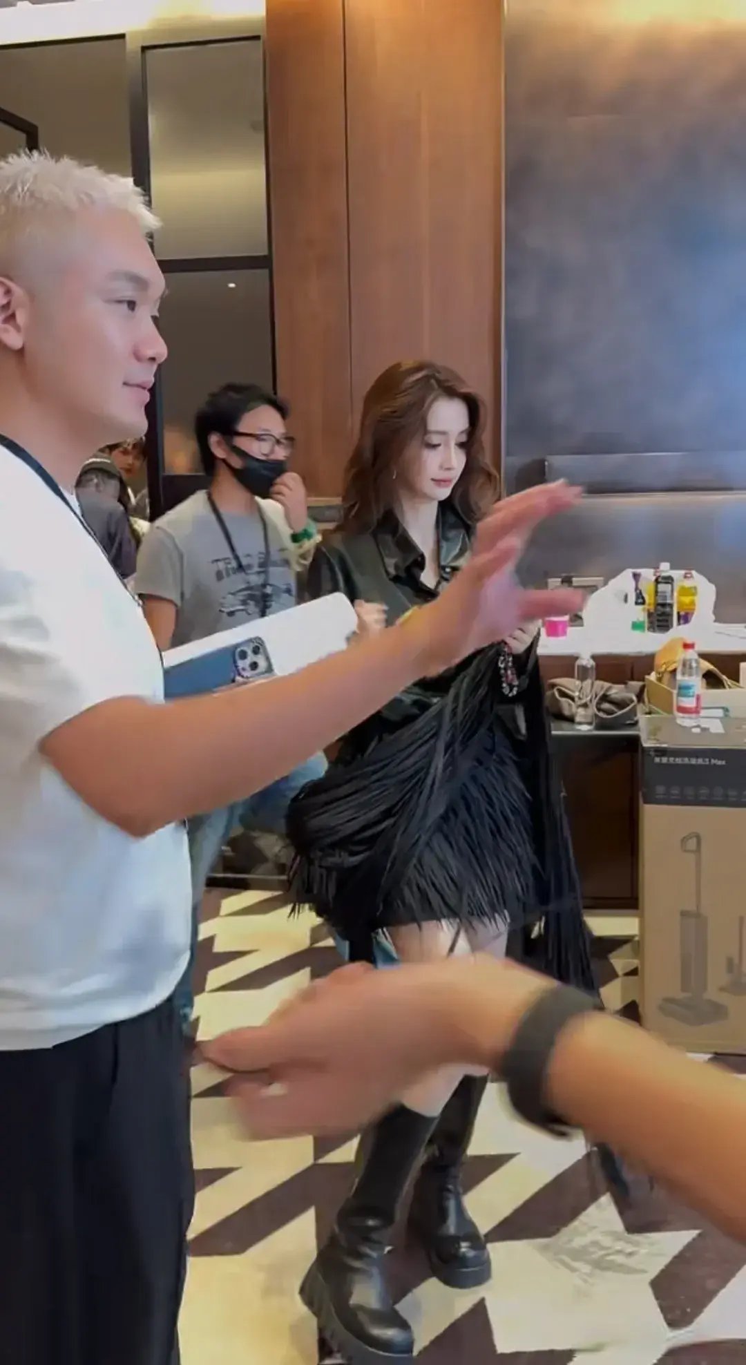 Angelababy大波浪港风出席晚宴，360度无死角的脸美得好有权威！ ​​​
