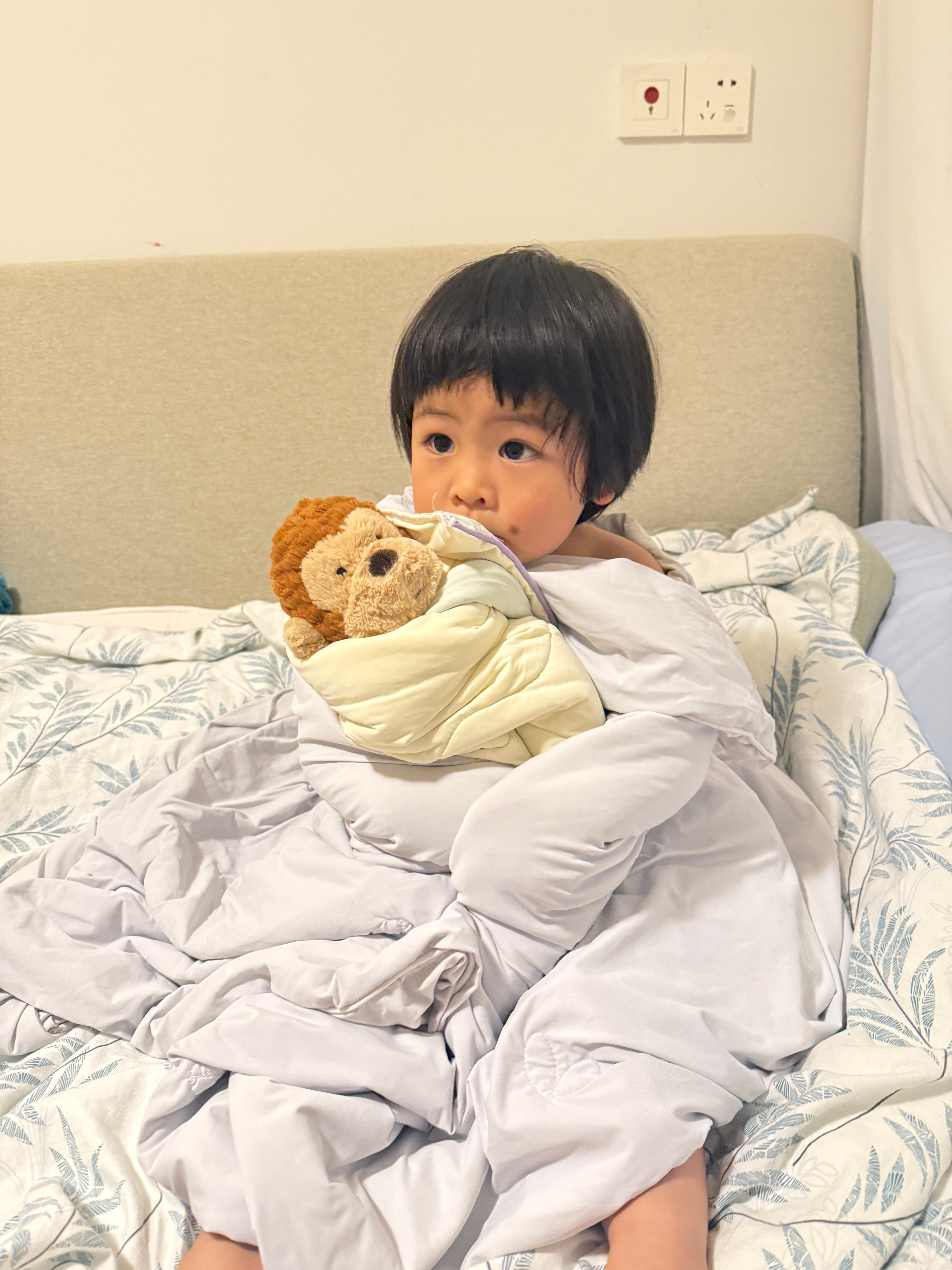 球宝现在睡觉的花样繁多到我不想赘述了昨天的新花样是凌晨四点多爬起来开门去了压压房