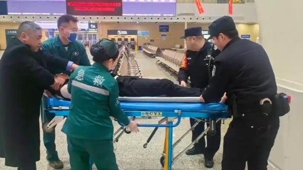 2月19日大年初三深夜，常德34岁男子杨某拜年时饮下约一斤白酒，在火车站醉酒“断