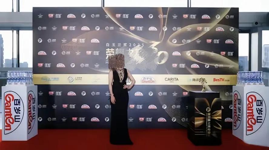 爆两位知名女星在上海电视节红毯上为了争压轴排面，死活不肯下车
这两天刷到一个上海