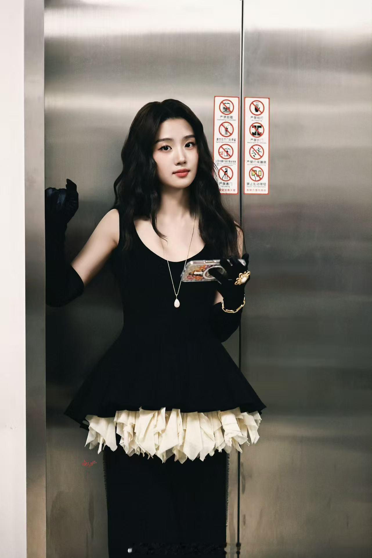 卢昱晓VOGUE盛典直播卢昱晓VOGUE直播卢昱晓VOGUE直播，哇塞哇塞，好漂