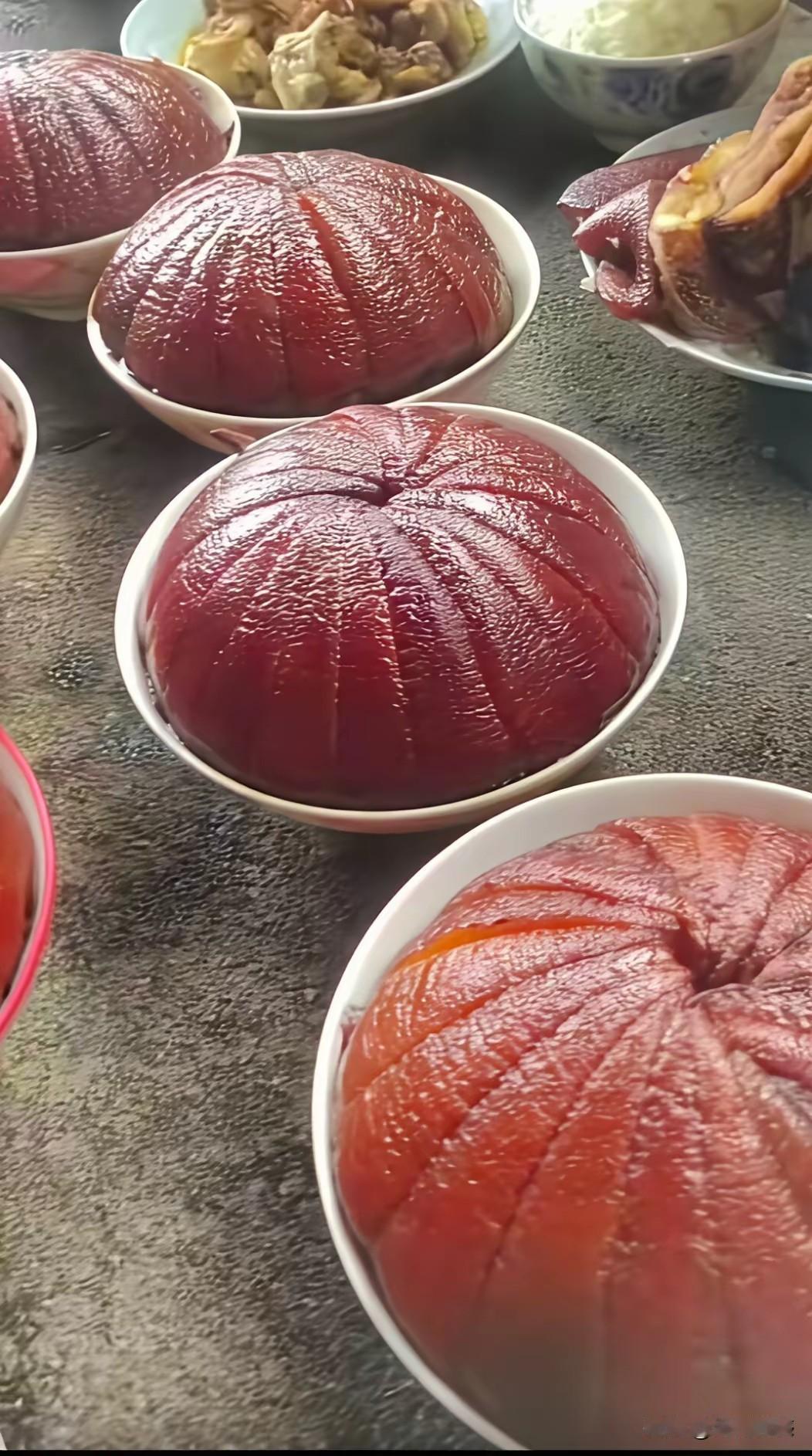 这扣肉做的，很是有功夫的，这应该是个老师傅，做扣肉有丰富的经验，肉摆的也非常的规