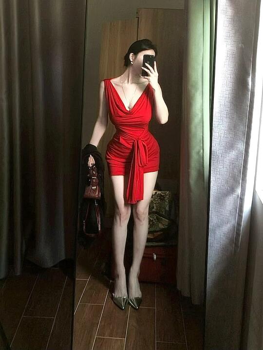 红色系穿搭给的气质美女氛围感！