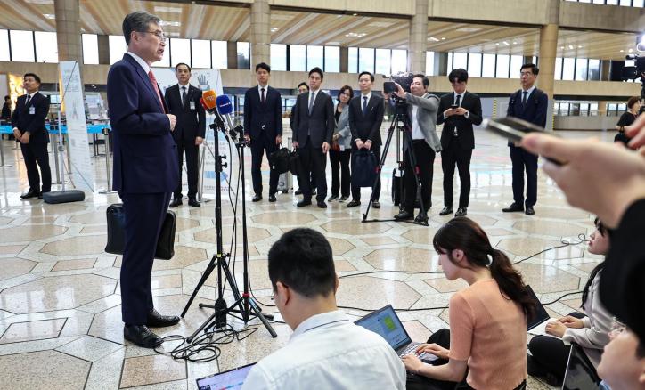 现在想起来中国，晚了！

韩国外长17日启程访华前，在机场接受采访时表示：中国是