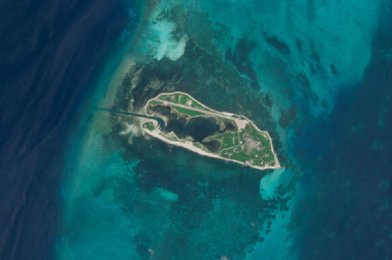 近期海警 3501 船在东沙岛周边执行任务，和台 “海巡署” 台中舰近距离相遇，