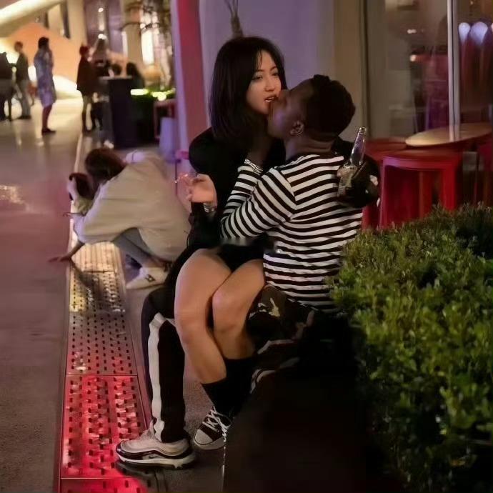 以前的你总是说怕黑，我信了 ​​​