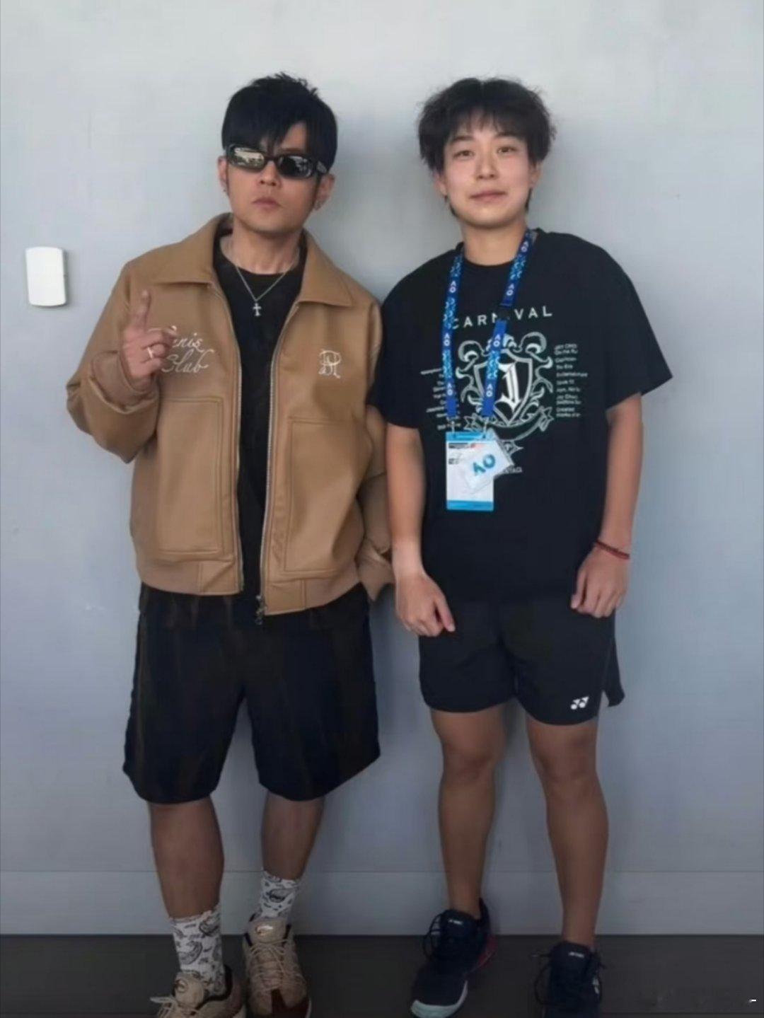 [ 周董澳网去给谁加油谁出局[笑cry] ]去给张之臻加油，zzz不敌塞伦多洛；