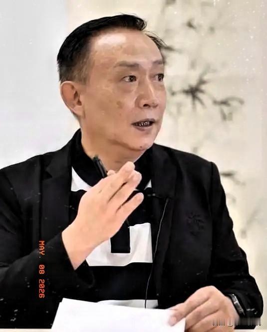 有人曾想把我们喝的水、用的电、上的网，打包卖给资本。还生怕我们看懂，特地用英文写