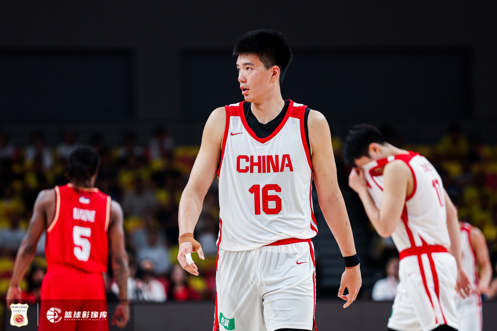 进攻不畅！首节中国男篮17投仅6中 其中三分9中2