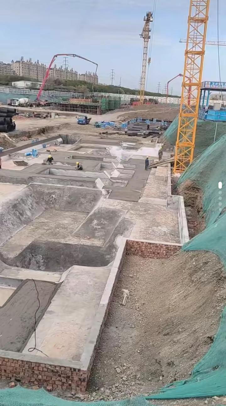 为了家，奋斗在烈日炎炎下的工人师傅，有多辛苦