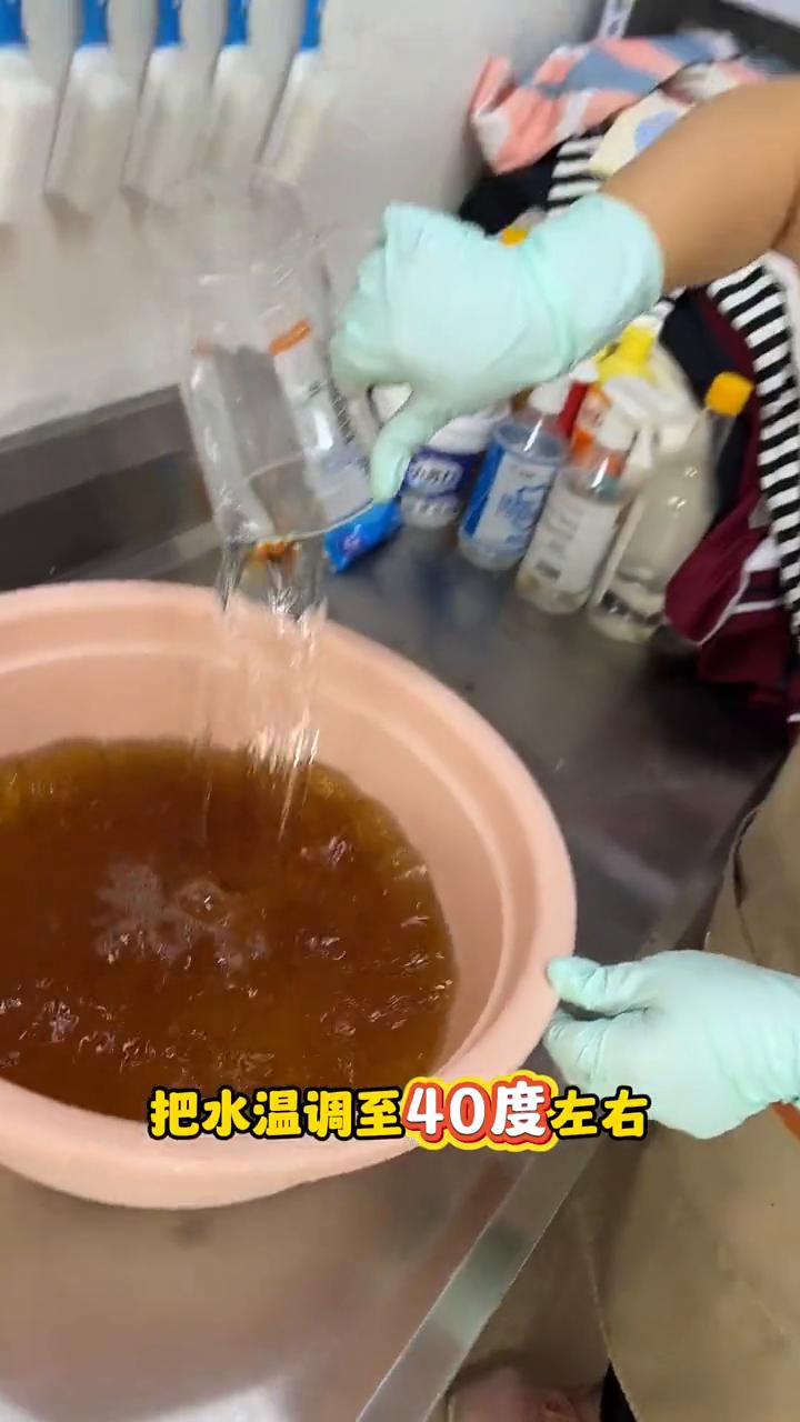 你能想象吗？把豆芽菜放进水壶里就是干洗店的秘密武器。
·接上冷水加热烧开，烧开后