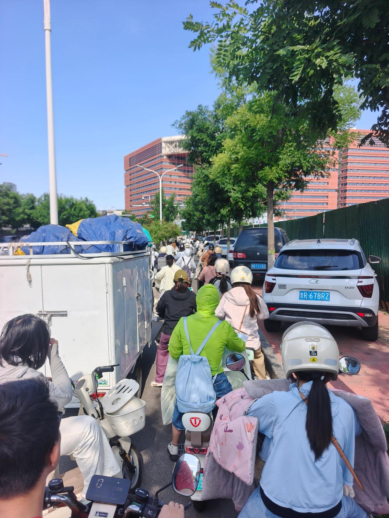 凤山北路，往西新泺大街也是早高峰拥堵的重灾区，这条通往高新区中心区齐鲁软件园，大