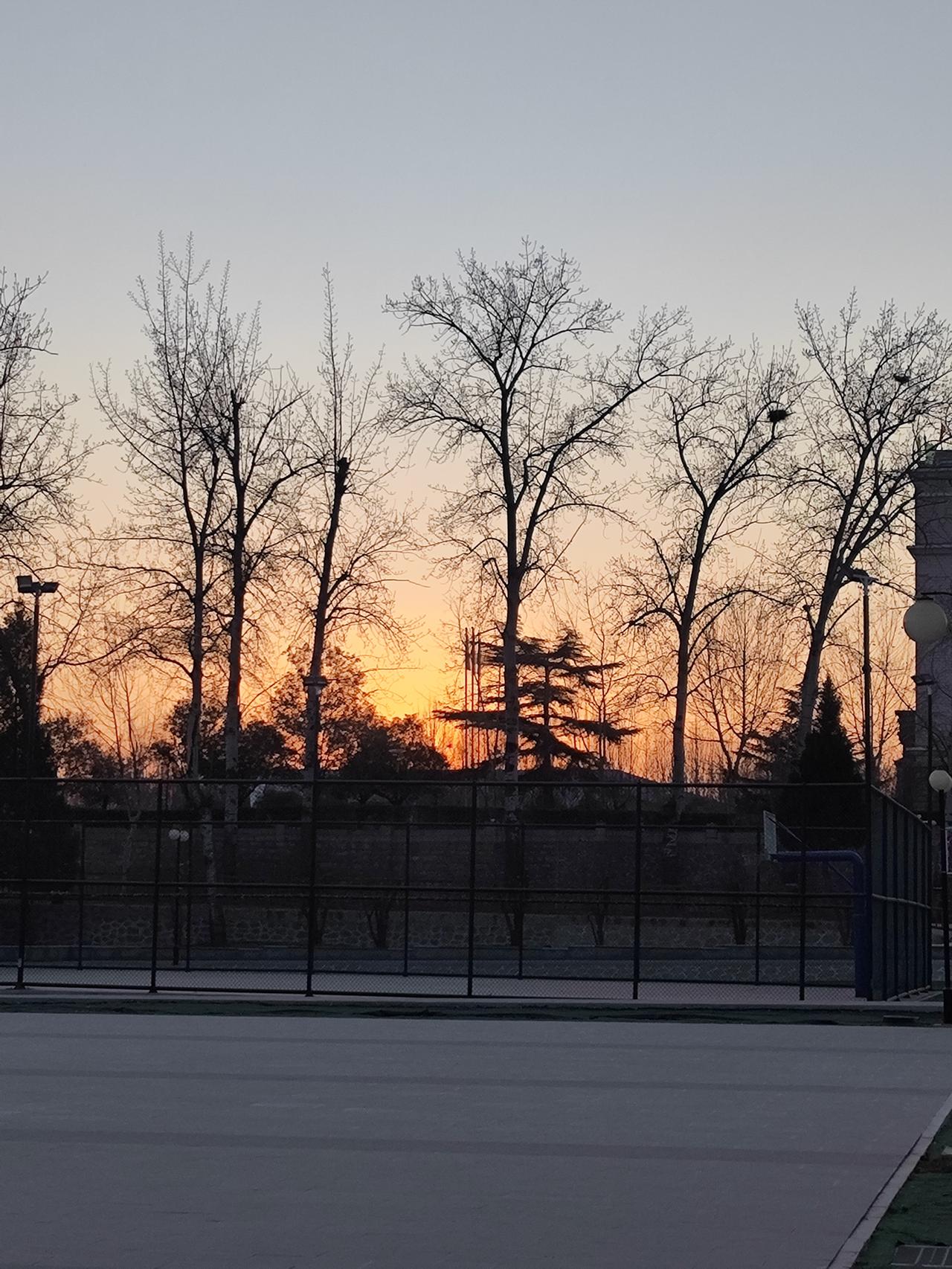 两口子过日子，时间长了，就得小吵一次，要不总有一个不自觉的，被惯坏了。不给家做贡