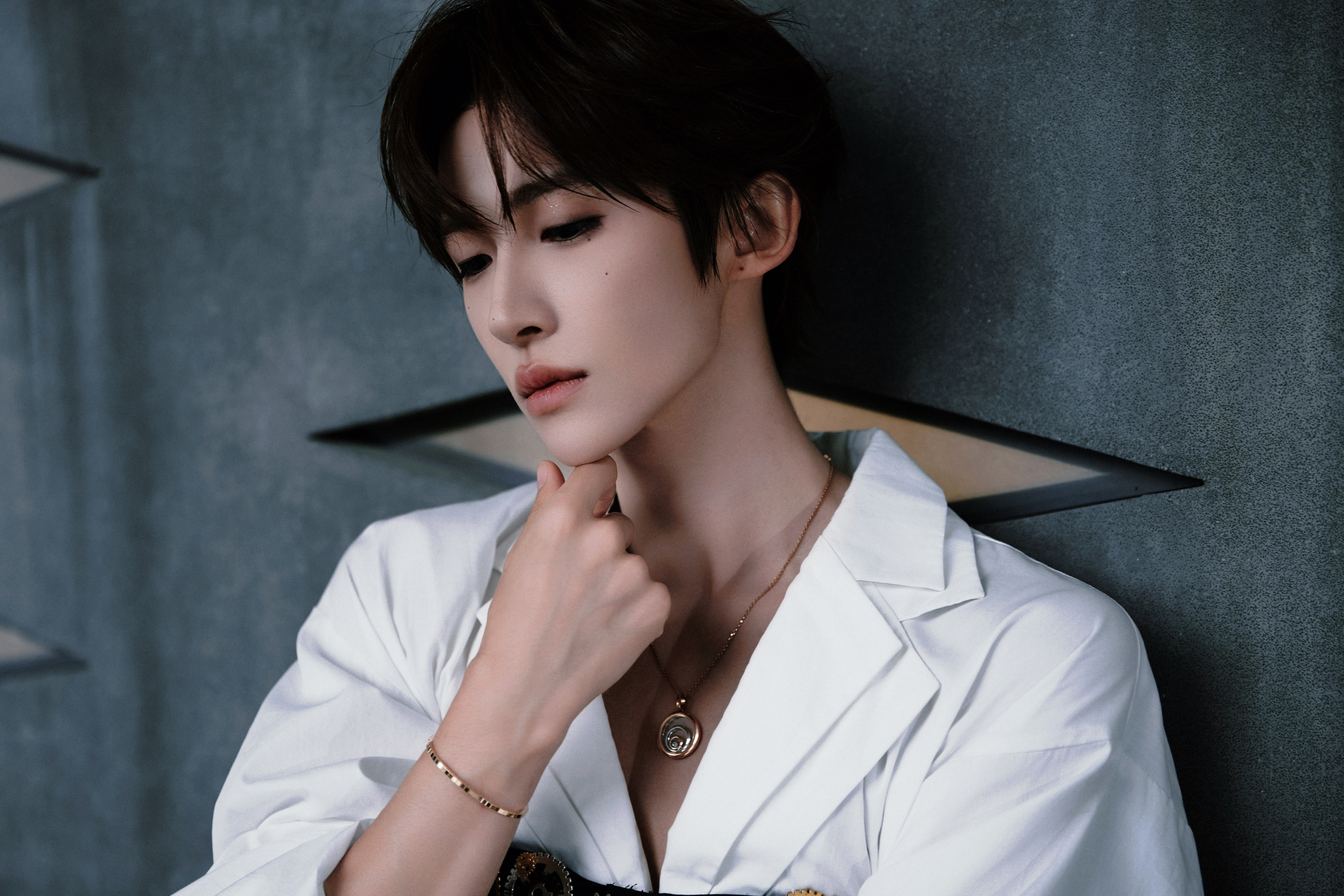 刘宇齿轮腰封骑士装齿轮腰封骑士造型出发图🈶！金银齿轮交错，皮手套质感好绝，有种