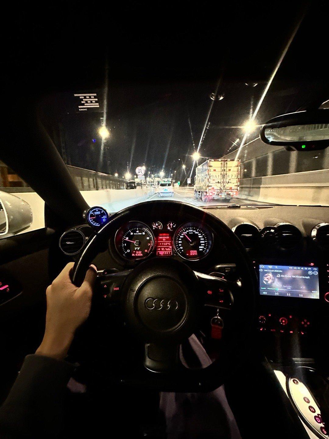 早班机虽然磨人，但如果开一台能激发状态的车，体验一下天都还没亮的内环接机场高速那