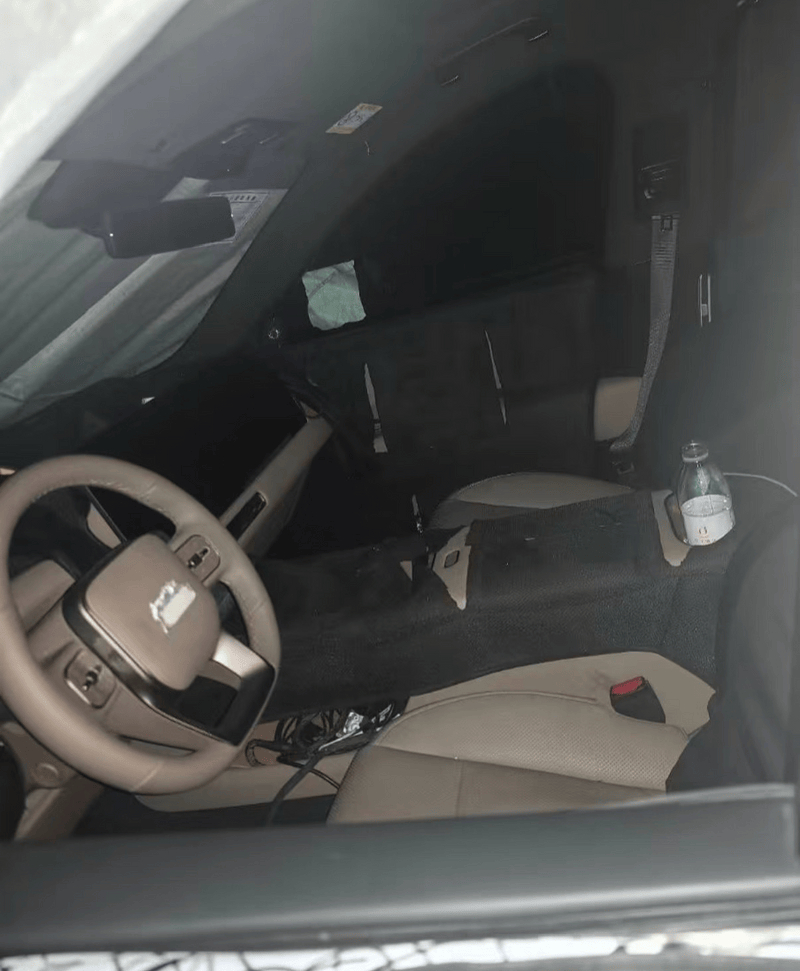 新款理想L9内饰谍照 贯穿屏幕，还在；方向盘仪表屏，没了；手动出风口，没了。不知