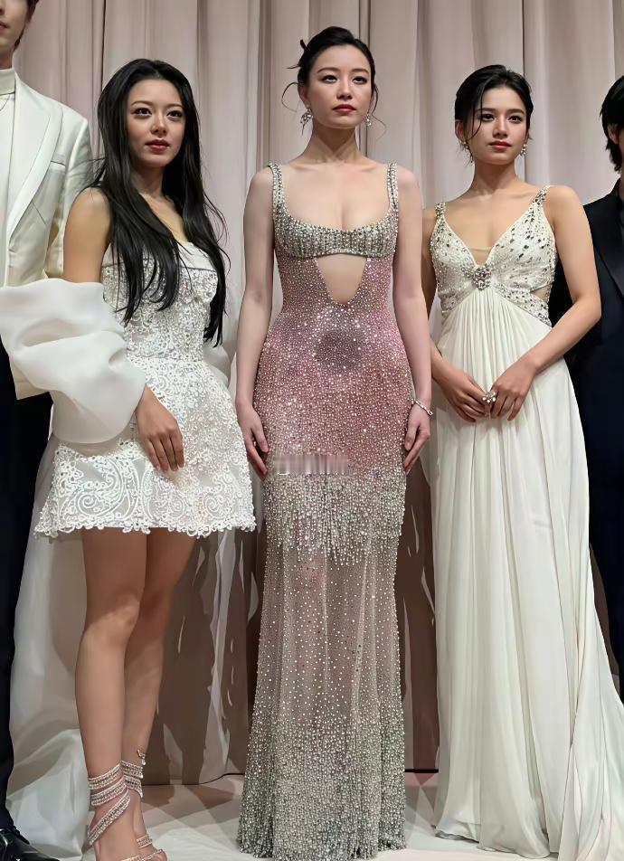 倪妮一出场，为什么整个内娱的红毯都“黯然失色”了？
我研究了她十年，终于扒出了背