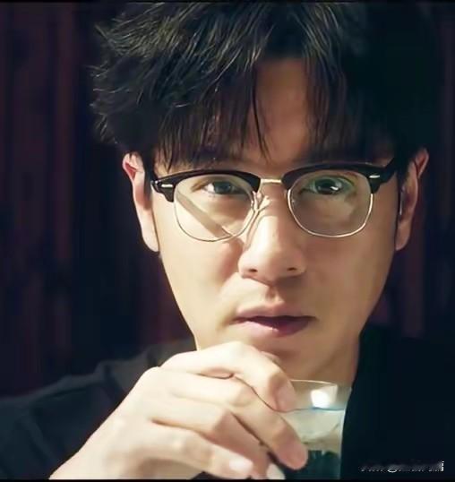 任重怎么突然间瘦了这么多？
和妻子孙骁骁在街头被偶遇，肚子已经平的不能再平了。