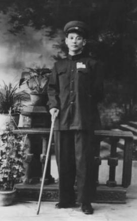 1937年，西路军伤员刘克先正在街边讨饭，一个国民党士兵走了过来，上下打量了一眼