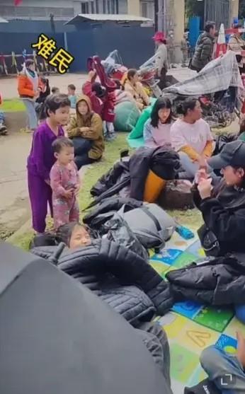 这些缅甸那边过来的人其实挺不容易的。他们心里明白，想进咱们国家是不可能的，但还是